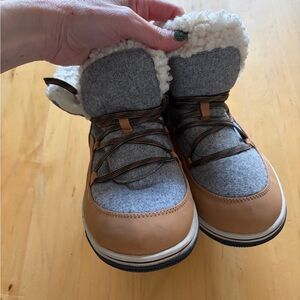 Cozy Winter Boots in Gray and Tan